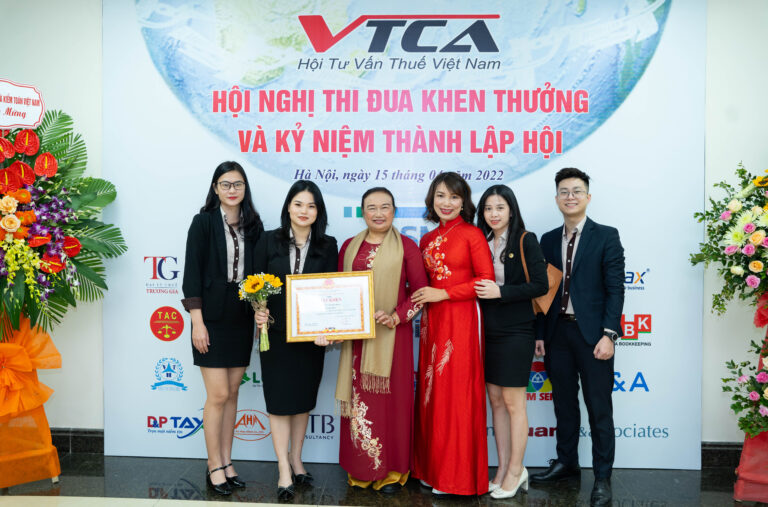 MISA được trao tặng giấy khen của Chủ tịch Hội tư vấn thuế Việt Nam VTCA